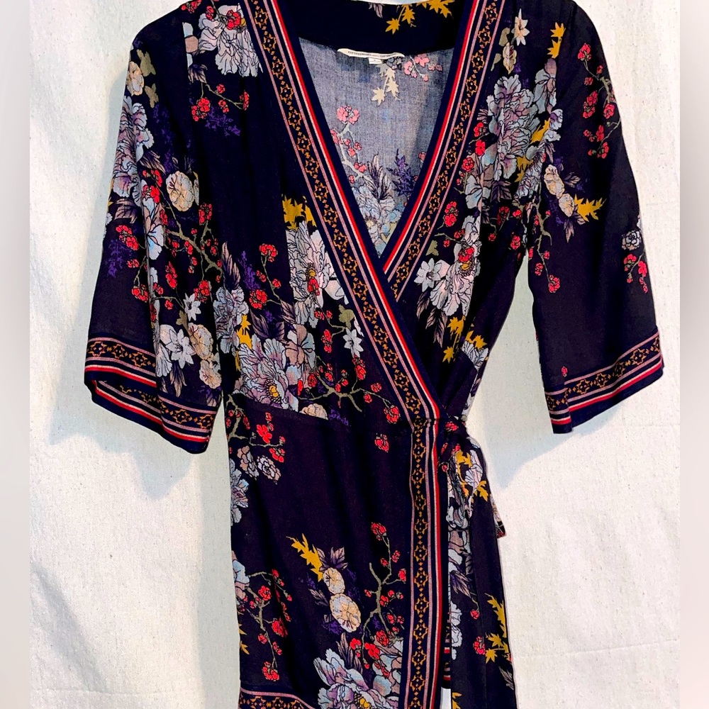 Black & Red Floral “Kimono style” wrap-around fabric tie sash blouse. - Picture 5 of 11